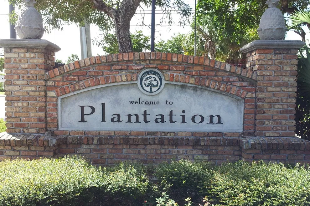 welcome to plantation sign